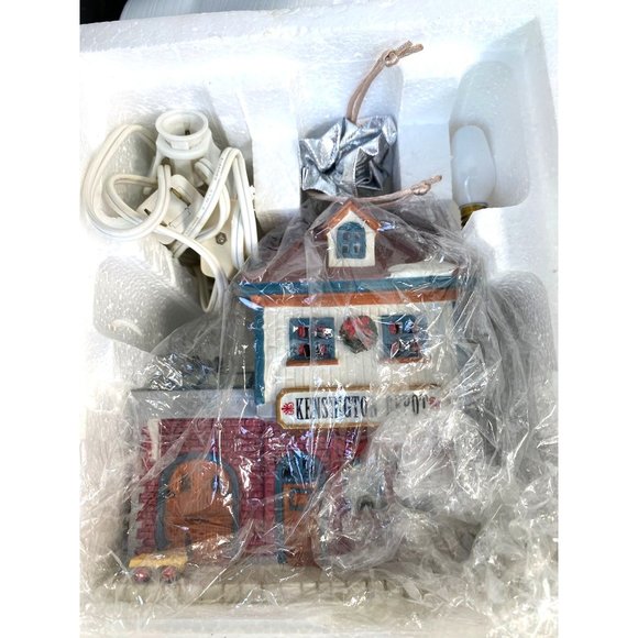 Lemax Kensington Depot Pre-owned With Box Light House Handpeinted - Picture 7 of 10